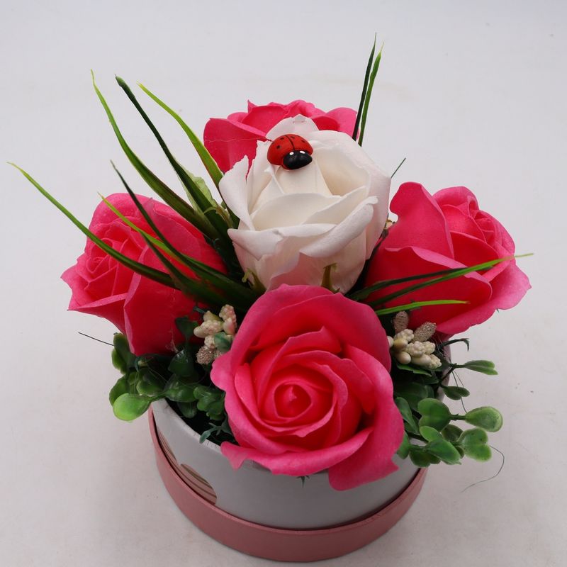 Market - Cadouri - Flori si aranjamente - Aranjament Floral, Cutie Trandafiri,  4 Trandafiri Roz din Sapun si unul Alb - Infinity.ro