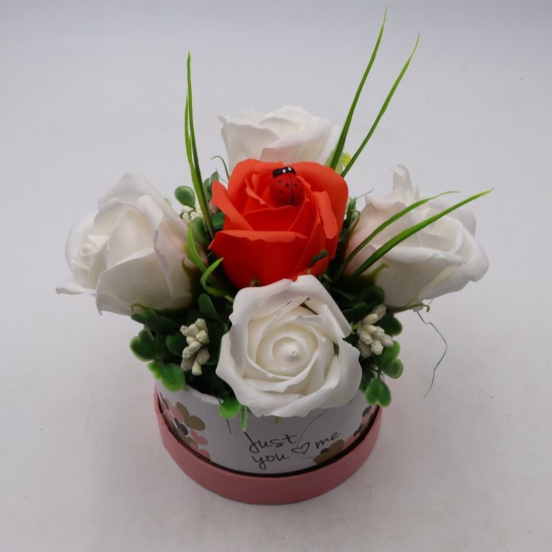 Market - Cadouri - Flori si aranjamente - Aranjament Floral, Cutie Trandafiri,  4 Trandafiri Albi din Sapun si unul Portocaliu - Infinity.ro