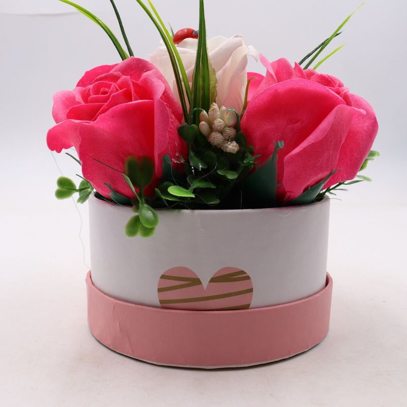 Market - Cadouri - Flori si aranjamente - Aranjament Floral, Cutie Trandafiri,  4 Trandafiri Roz din Sapun si unul Alb - Infinity.ro