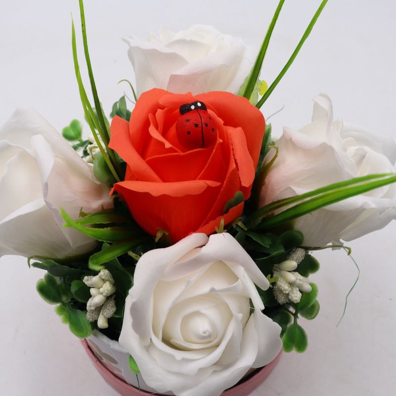Market - Cadouri - Flori si aranjamente - Aranjament Floral, Cutie Trandafiri,  4 Trandafiri Albi din Sapun si unul Portocaliu - Infinity.ro