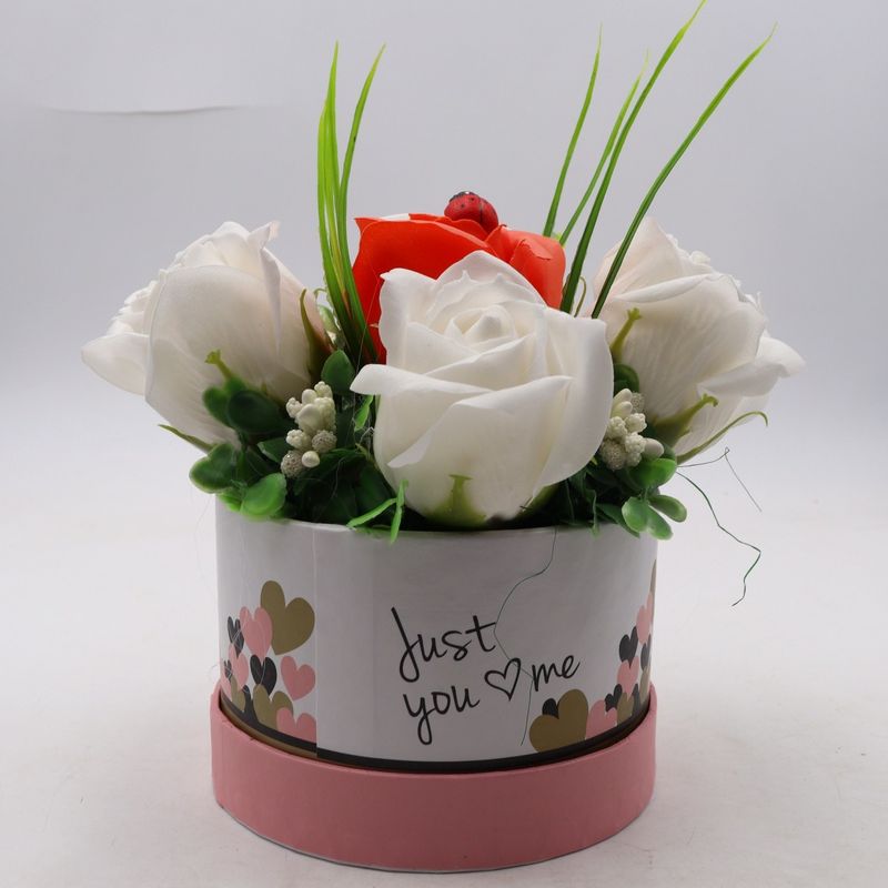 Market - Cadouri - Flori si aranjamente - Aranjament Floral, Cutie Trandafiri,  4 Trandafiri Albi din Sapun si unul Portocaliu - Infinity.ro