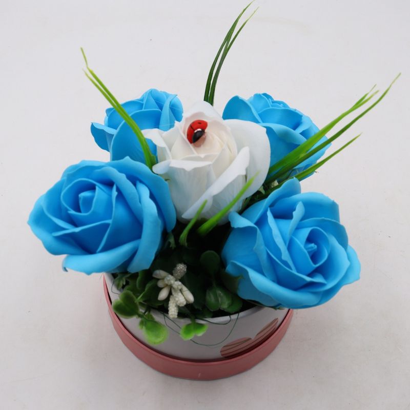 Market - Cadouri - Flori si aranjamente - Aranjament Floral, Cutie Trandafiri,  4 Trandafiri Albastri din Sapun si unul Alb - Infinity.ro