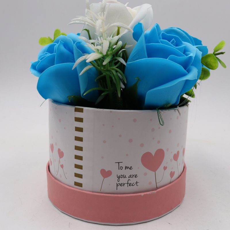 Market - Cadouri - Flori si aranjamente - Aranjament Floral, Cutie Trandafiri,  4 Trandafiri Albastri din Sapun si unul Alb - Infinity.ro
