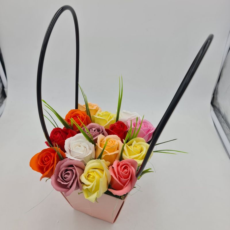 Market - Cadouri - Flori si aranjamente - Aranjament floral deosebit 15 trandafiri cutie roz, flori de sapun - Infinity.ro