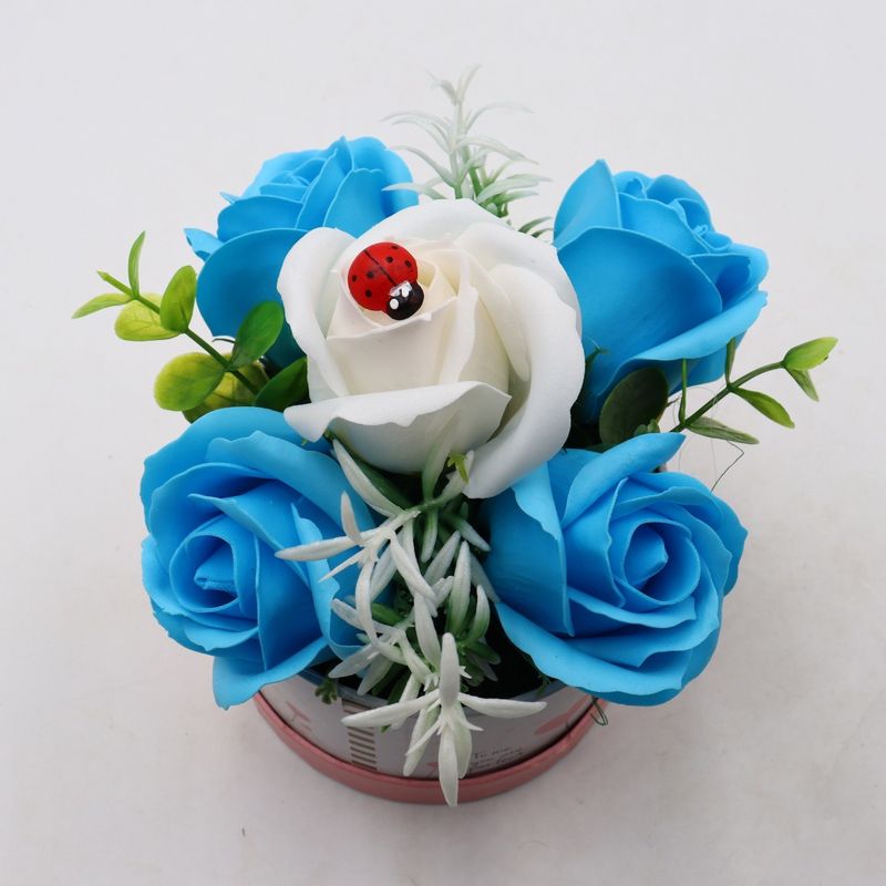 Market - Cadouri - Flori si aranjamente - Aranjament Floral, Cutie Trandafiri,  4 Trandafiri Albastri din Sapun si unul Alb - Infinity.ro