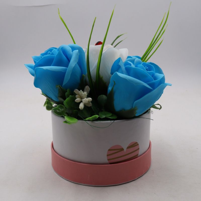 Market - Cadouri - Flori si aranjamente - Aranjament Floral, Cutie Trandafiri,  4 Trandafiri Albastri din Sapun si unul Alb - Infinity.ro