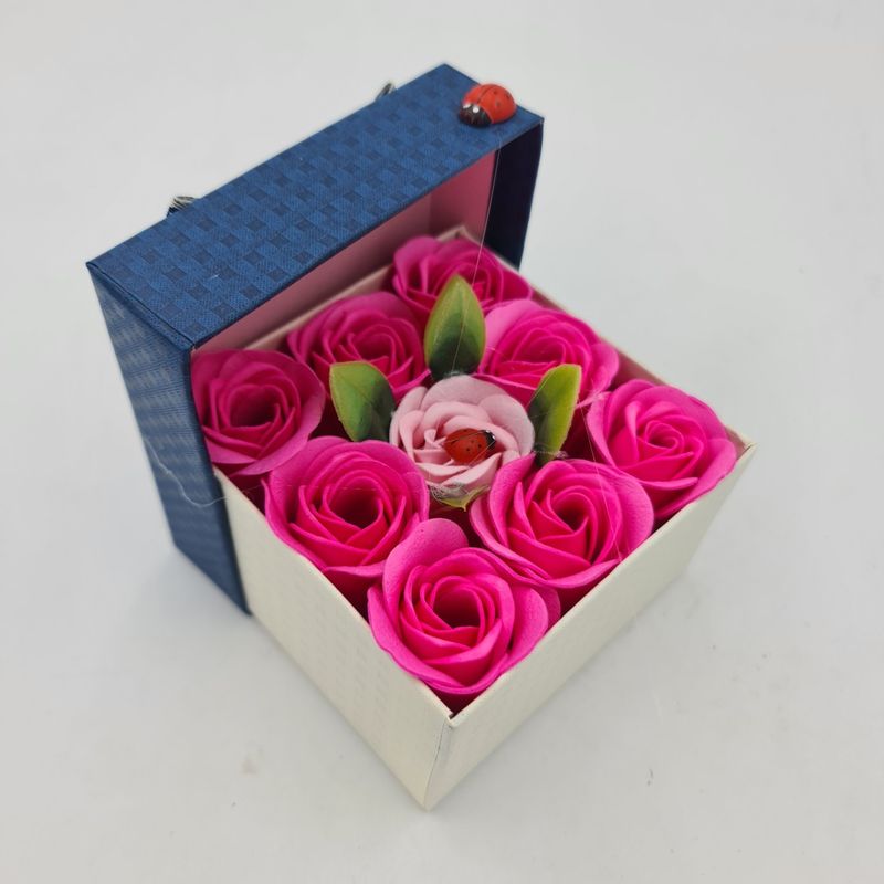Market - Cadouri - Flori si aranjamente - Aranjament floral 9 trandafiri sapun in cutie, rosu, roz - Infinity.ro