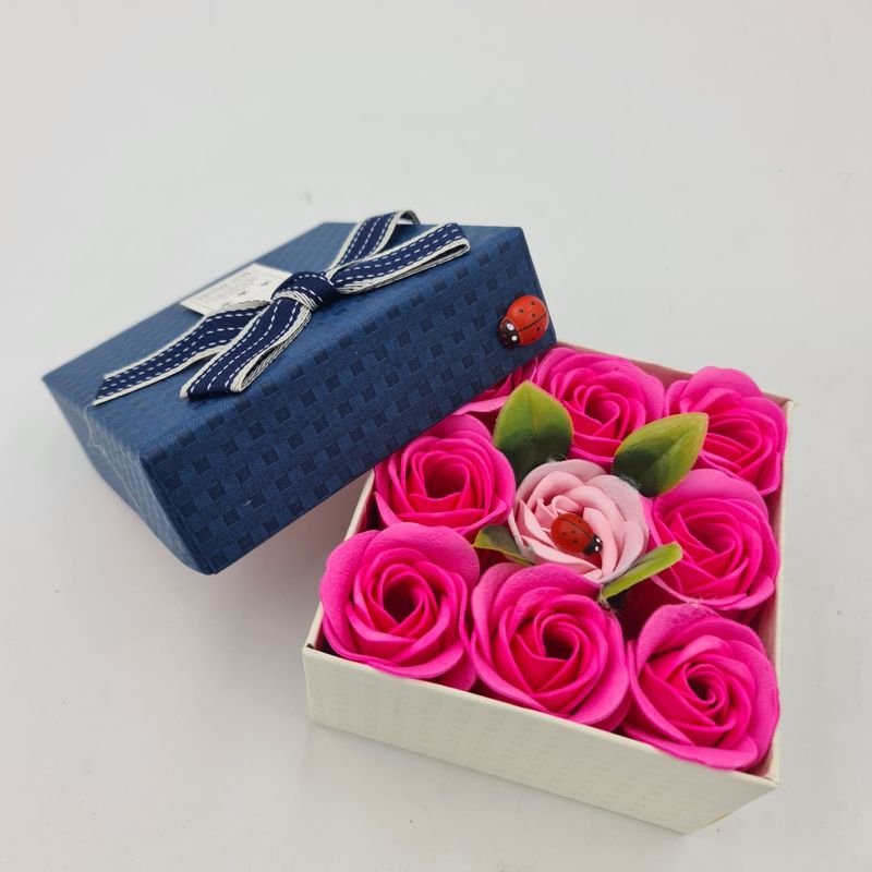 Market - Cadouri - Flori si aranjamente - Aranjament floral 9 trandafiri sapun in cutie, rosu, roz - Infinity.ro
