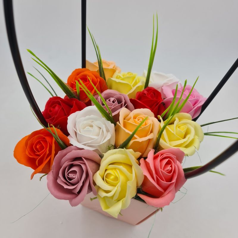 Market - Cadouri - Flori si aranjamente - Aranjament floral deosebit 15 trandafiri cutie roz, flori de sapun - Infinity.ro
