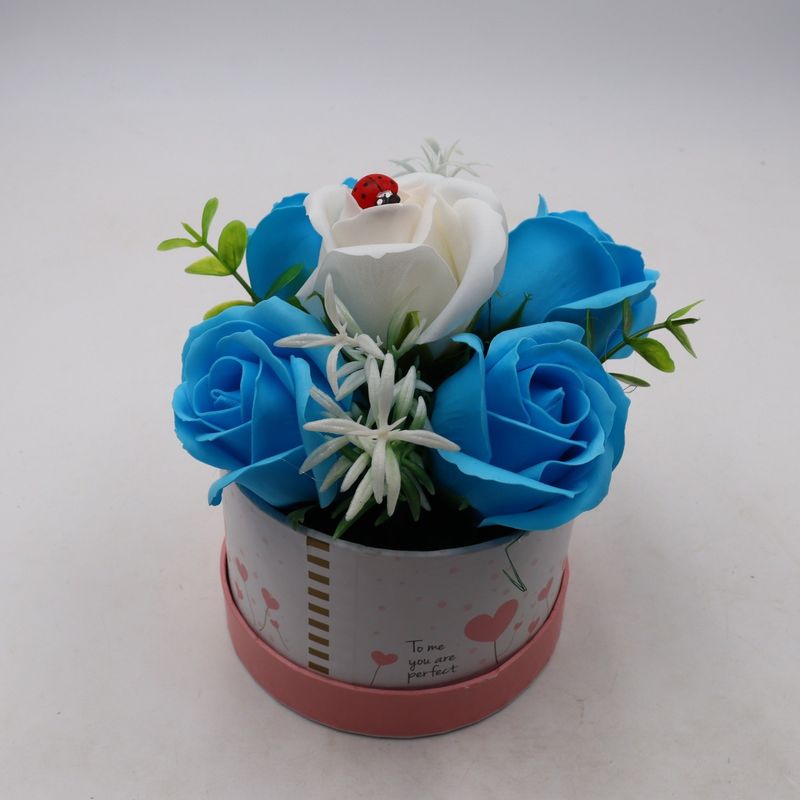 Market - Cadouri - Flori si aranjamente - Aranjament Floral, Cutie Trandafiri,  4 Trandafiri Albastri din Sapun si unul Alb - Infinity.ro