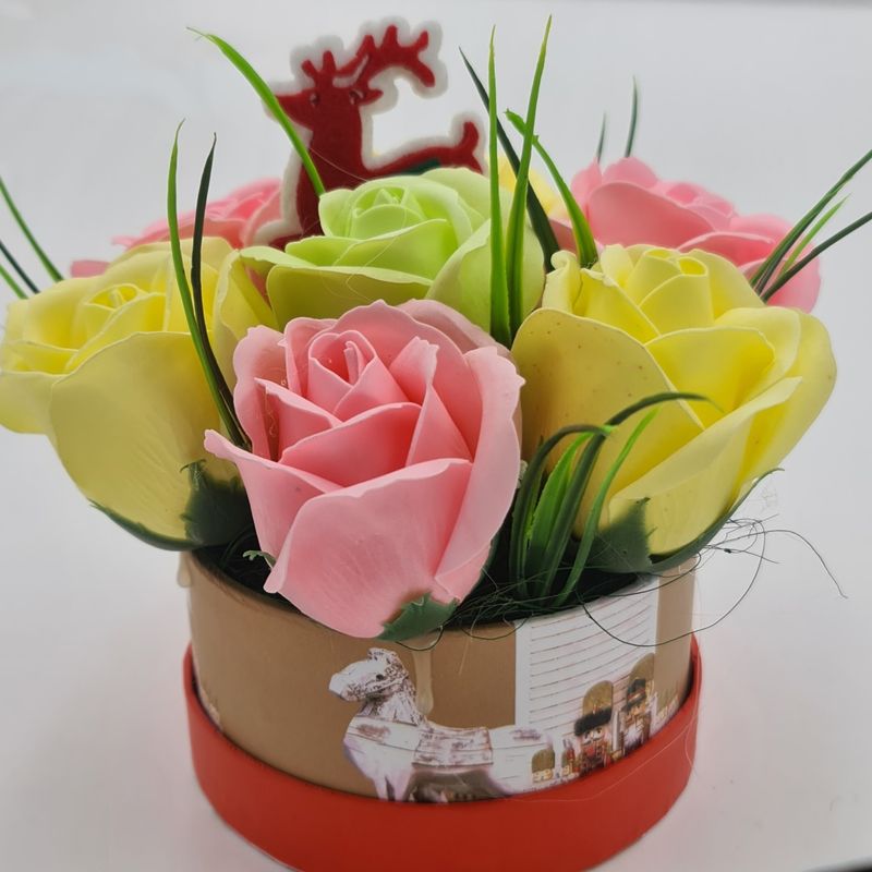 Market - Cadouri - Flori si aranjamente - Aranjament floral deosebit, Craciun, 7 trandafiri, ren - Infinity.ro