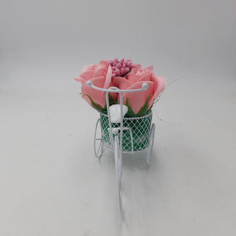 Market - Cadouri - Flori si aranjamente - Aranjament floral deosebit 3 trandafiri bicicleta, flori de sapun, - Infinity.ro
