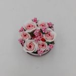 Market - Cadouri - Flori si aranjamente - Aranjament floral 7 trandafiri cutie rotunda, flori de sapun, alb roz, 11x9x6 cm - Infinity.ro