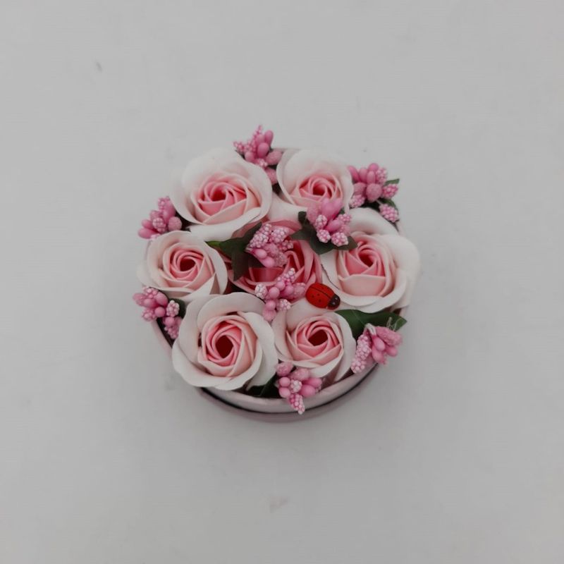 Market - Cadouri - Flori si aranjamente - Aranjament floral 7 trandafiri cutie rotunda, flori de sapun, alb roz, 11x9x6 cm - Infinity.ro