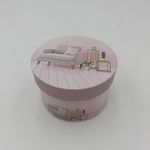 Market - Cadouri - Flori si aranjamente - Aranjament floral 7 trandafiri cutie rotunda, flori de sapun, alb roz, 11x9x6 cm - Infinity.ro