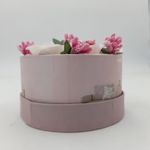 Market - Cadouri - Flori si aranjamente - Aranjament floral 7 trandafiri cutie rotunda, flori de sapun, alb roz, 11x9x6 cm - Infinity.ro