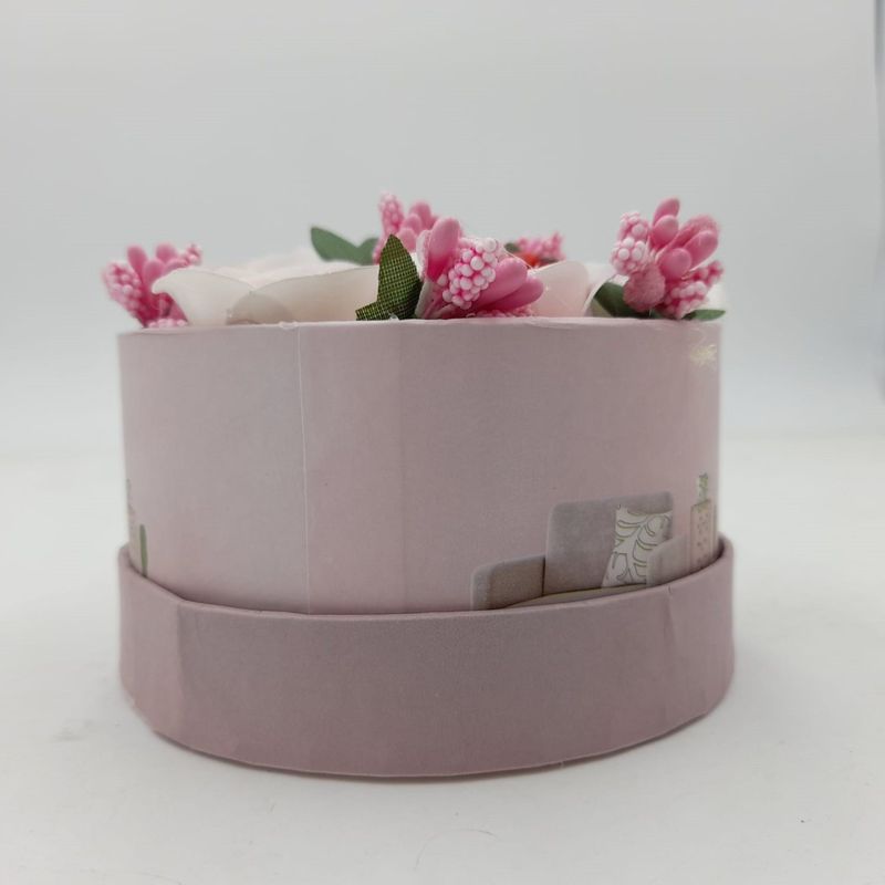 Market - Cadouri - Flori si aranjamente - Aranjament floral 7 trandafiri cutie rotunda, flori de sapun, alb roz, 11x9x6 cm - Infinity.ro