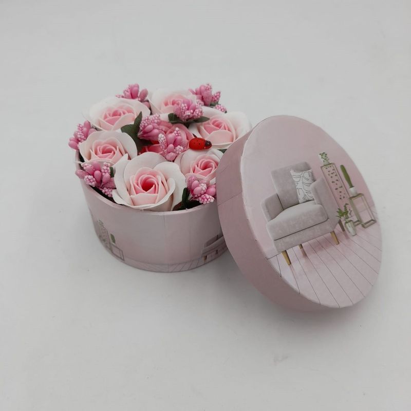 Market - Cadouri - Flori si aranjamente - Aranjament floral 7 trandafiri cutie rotunda, flori de sapun, alb roz, 11x9x6 cm - Infinity.ro