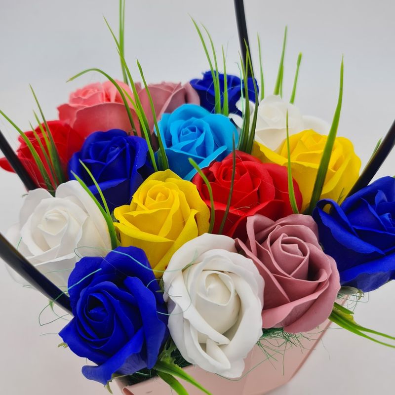 Market - Cadouri - Flori si aranjamente - Aranjament floral deosebit 15 trandafiri cutie crem, tip cosulet flori de sapun, - Infinity.ro