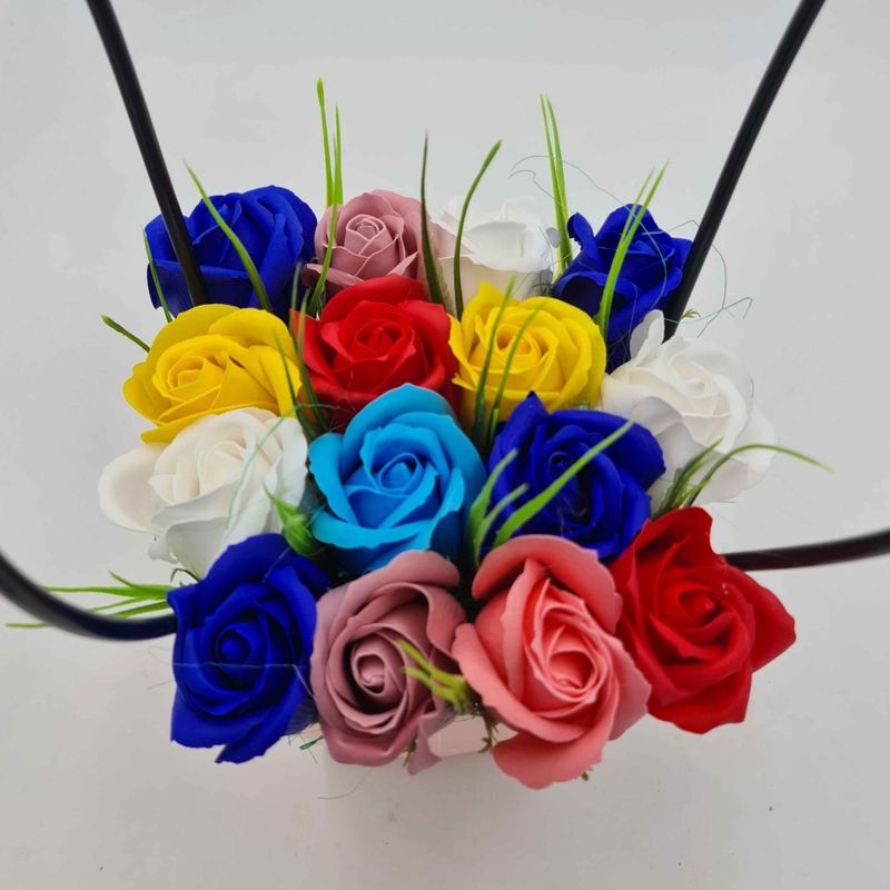 Market - Cadouri - Flori si aranjamente - Aranjament floral deosebit 15 trandafiri cutie crem, tip cosulet flori de sapun, - Infinity.ro