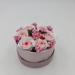 Market - Cadouri - Flori si aranjamente - Aranjament floral 7 trandafiri cutie rotunda, flori de sapun, alb roz, 11x9x6 cm - Infinity.ro