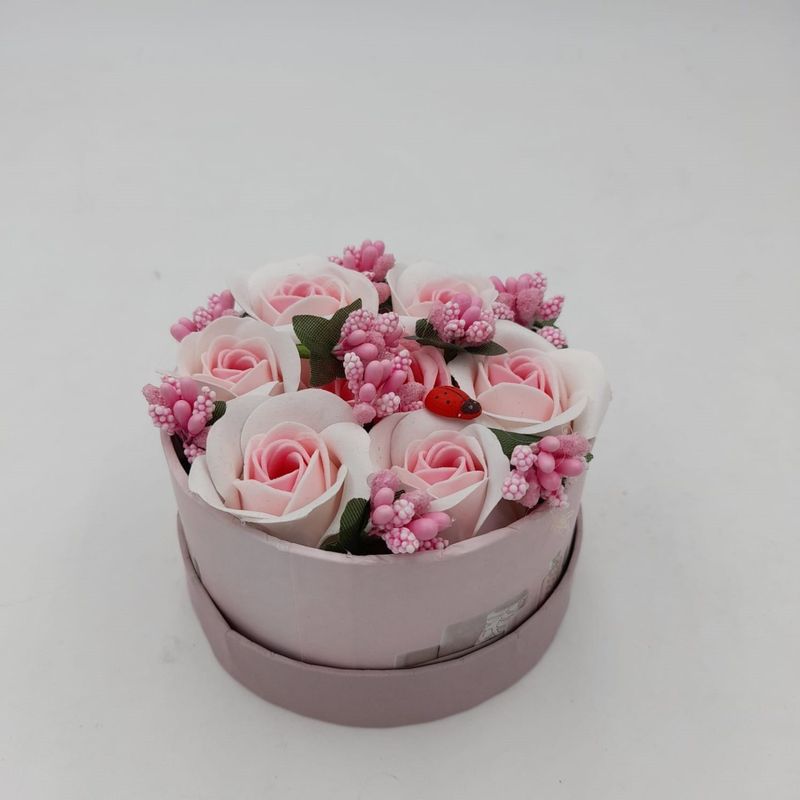 Market - Cadouri - Flori si aranjamente - Aranjament floral 7 trandafiri cutie rotunda, flori de sapun, alb roz, 11x9x6 cm - Infinity.ro