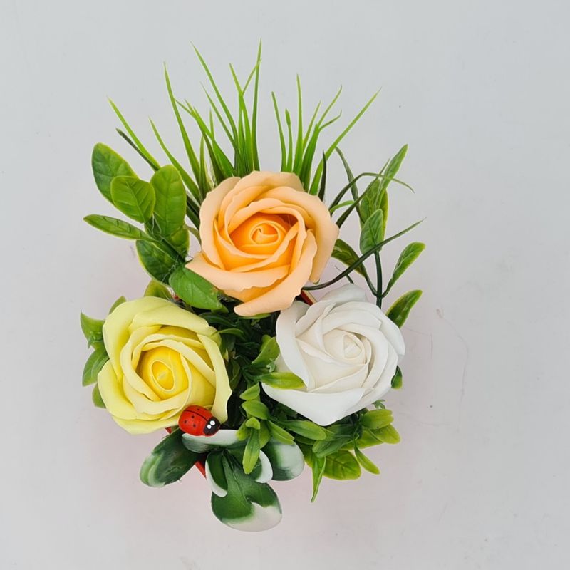 Market - Cadouri - Flori si aranjamente - Aranjament floral deosebit 3 trandafiri cutie , flori de sapun,buburuza, 10x10 cm - Infinity.ro