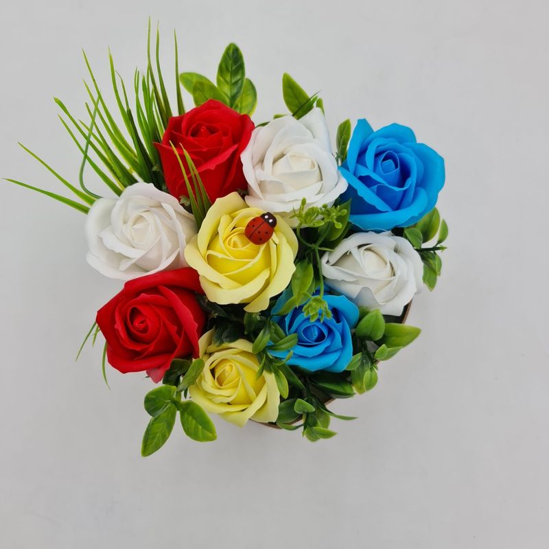 Market - Cadouri - Flori si aranjamente - Aranjament floral deosebit 9 trandafiri cutie , flori de sapun,buburuza, 15x15x15 cm - Infinity.ro