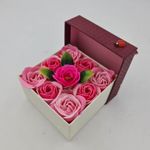 Market - Cadouri - Flori si aranjamente - Aranjament floral 9 trandafiri sapun in cutie, roz, rosu - Infinity.ro