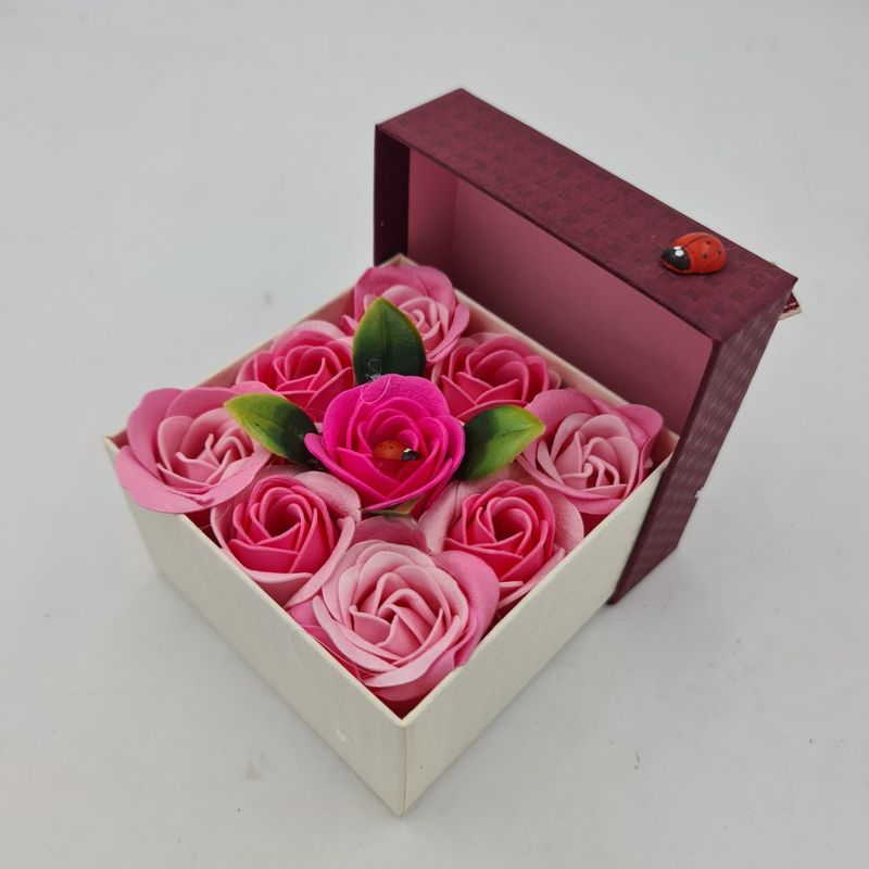 Market - Cadouri - Flori si aranjamente - Aranjament floral 9 trandafiri sapun in cutie, roz, rosu - Infinity.ro