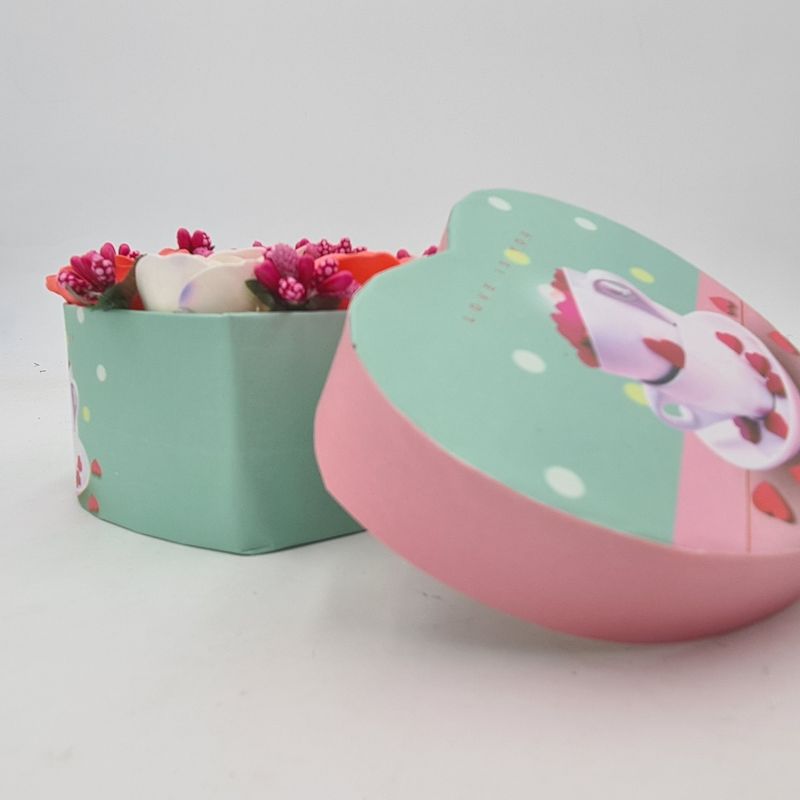 Market - Cadouri - Flori si aranjamente - Aranjament floral 7 trandafirii cutie inima , flori de sapun, rosu, alb, roz, 11x9x6 cm - Infinity.ro