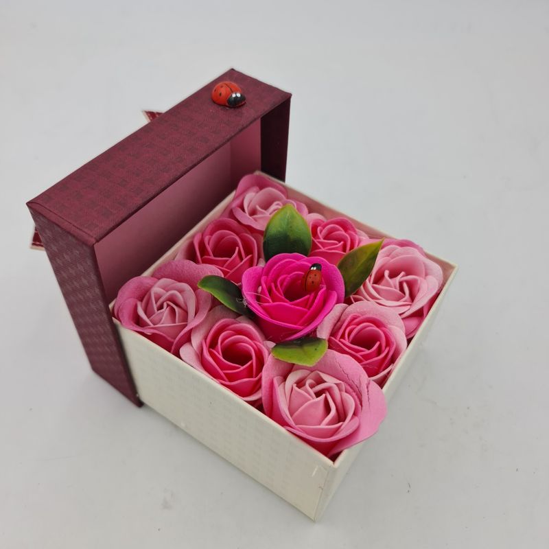 Market - Cadouri - Flori si aranjamente - Aranjament floral 9 trandafiri sapun in cutie, roz, rosu - Infinity.ro