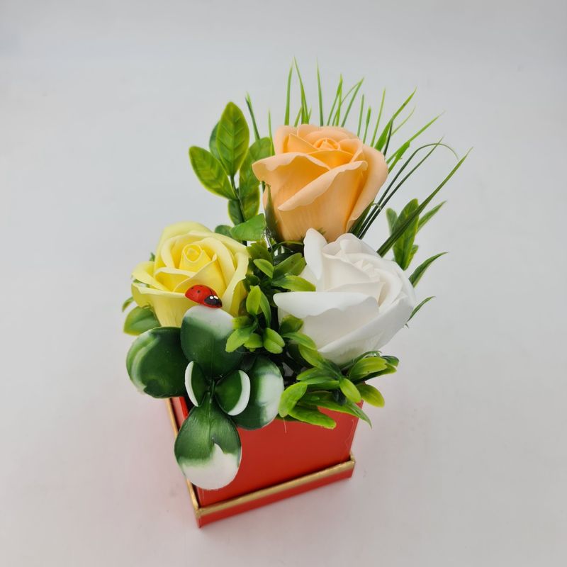 Market - Cadouri - Flori si aranjamente - Aranjament floral deosebit 3 trandafiri cutie , flori de sapun,buburuza, 10x10 cm - Infinity.ro