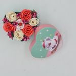 Market - Cadouri - Flori si aranjamente - Aranjament floral 7 trandafirii cutie inima , flori de sapun, rosu, alb, roz, 11x9x6 cm - Infinity.ro