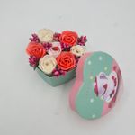 Market - Cadouri - Flori si aranjamente - Aranjament floral 7 trandafirii cutie inima , flori de sapun, rosu, alb, roz, 11x9x6 cm - Infinity.ro