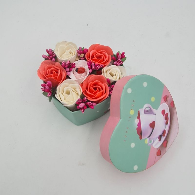 Market - Cadouri - Flori si aranjamente - Aranjament floral 7 trandafirii cutie inima , flori de sapun, rosu, alb, roz, 11x9x6 cm - Infinity.ro