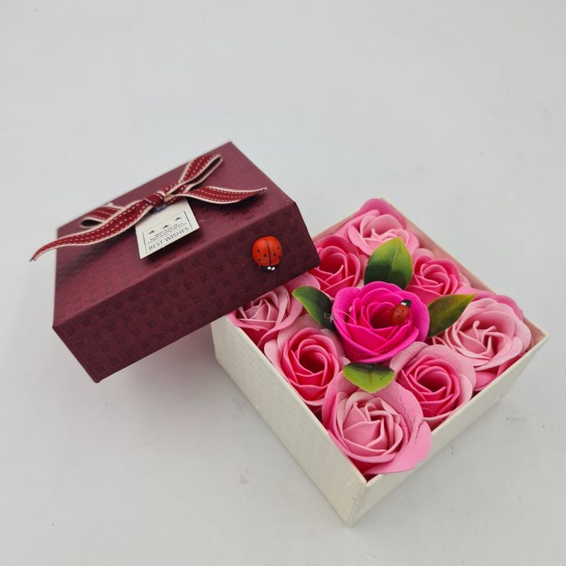 Market - Cadouri - Flori si aranjamente - Aranjament floral 9 trandafiri sapun in cutie, roz, rosu - Infinity.ro