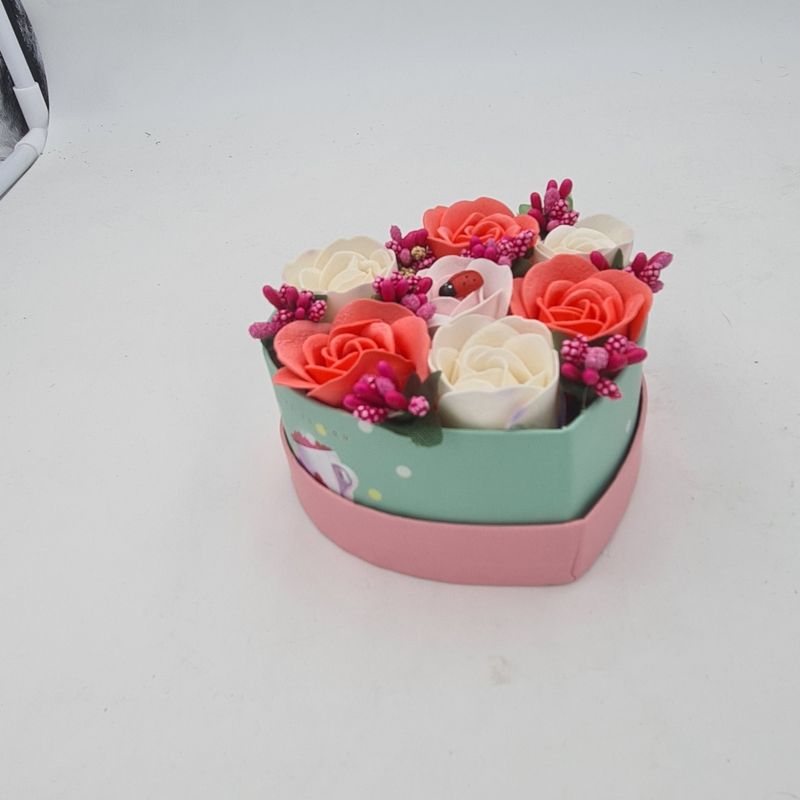 Market - Cadouri - Flori si aranjamente - Aranjament floral 7 trandafirii cutie inima , flori de sapun, rosu, alb, roz, 11x9x6 cm - Infinity.ro