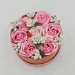Market - Cadouri - Flori si aranjamente - Aranjament floral 7 trandafiri cutie rotunda, flori de sapun, rosu, 11x9x6 cm - Infinity.ro
