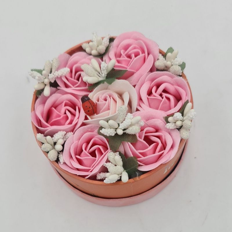 Market - Cadouri - Flori si aranjamente - Aranjament floral 7 trandafiri cutie rotunda, flori de sapun, rosu, 11x9x6 cm - Infinity.ro