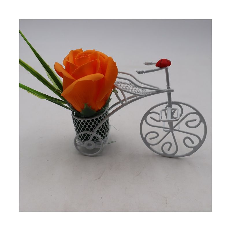 Market - Cadouri - Flori si aranjamente - Aranjament Floral, Bicicleta Metal, Trandafir Portocaliu din Sapun in Cosulet - Infinity.ro