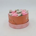 Market - Cadouri - Flori si aranjamente - Aranjament floral 7 trandafiri cutie rotunda, flori de sapun, rosu, 11x9x6 cm - Infinity.ro