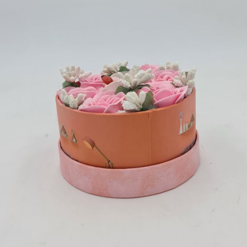 Market - Cadouri - Flori si aranjamente - Aranjament floral 7 trandafiri cutie rotunda, flori de sapun, rosu, 11x9x6 cm - Infinity.ro