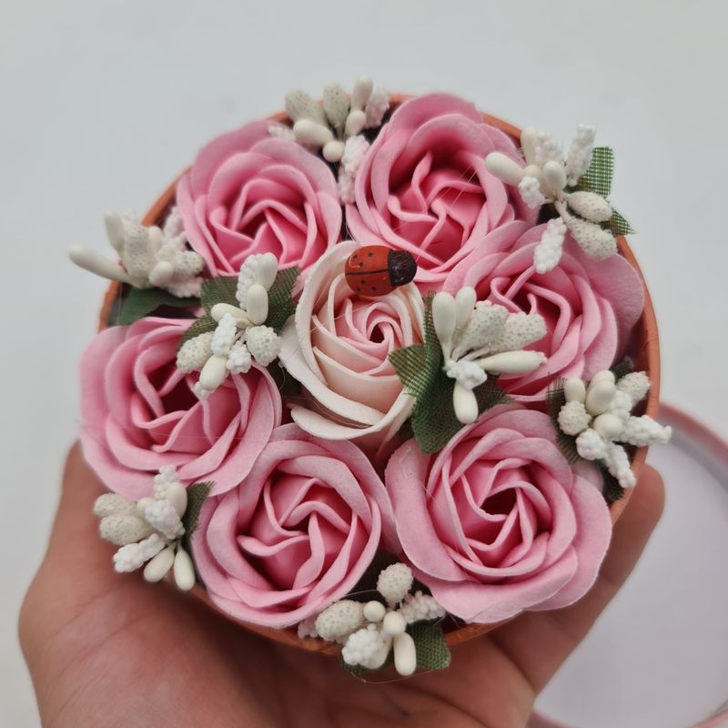 Market - Cadouri - Flori si aranjamente - Aranjament floral 7 trandafiri cutie rotunda, flori de sapun, rosu, 11x9x6 cm - Infinity.ro