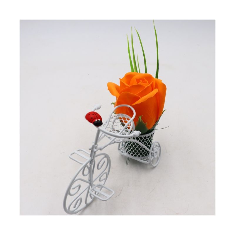 Market - Cadouri - Flori si aranjamente - Aranjament Floral, Bicicleta Metal, Trandafir Portocaliu din Sapun in Cosulet - Infinity.ro