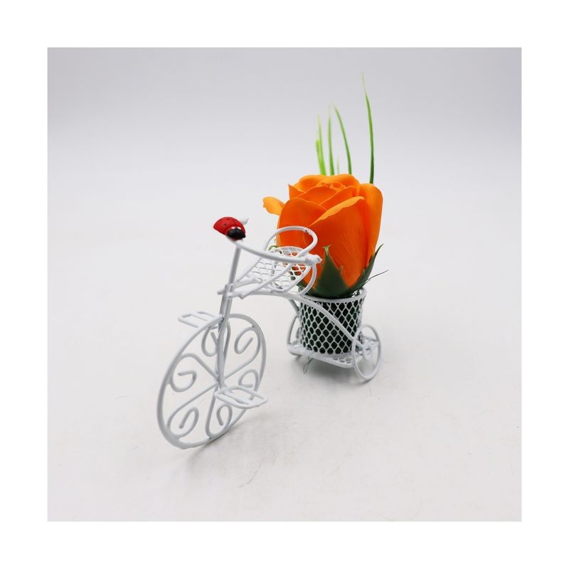 Market - Cadouri - Flori si aranjamente - Aranjament Floral, Bicicleta Metal, Trandafir Portocaliu din Sapun in Cosulet - Infinity.ro