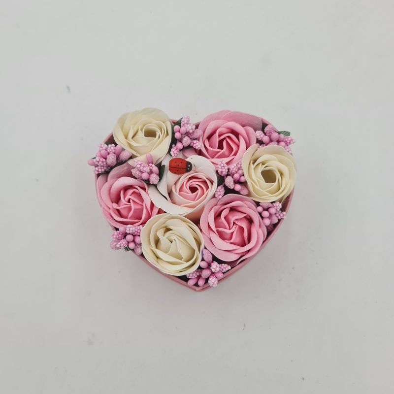 Market - Cadouri - Flori si aranjamente - Aranjament floral 7 trandafirii cutie inima , flori de sapun, alb, roz, 11x9x6 cm - Infinity.ro