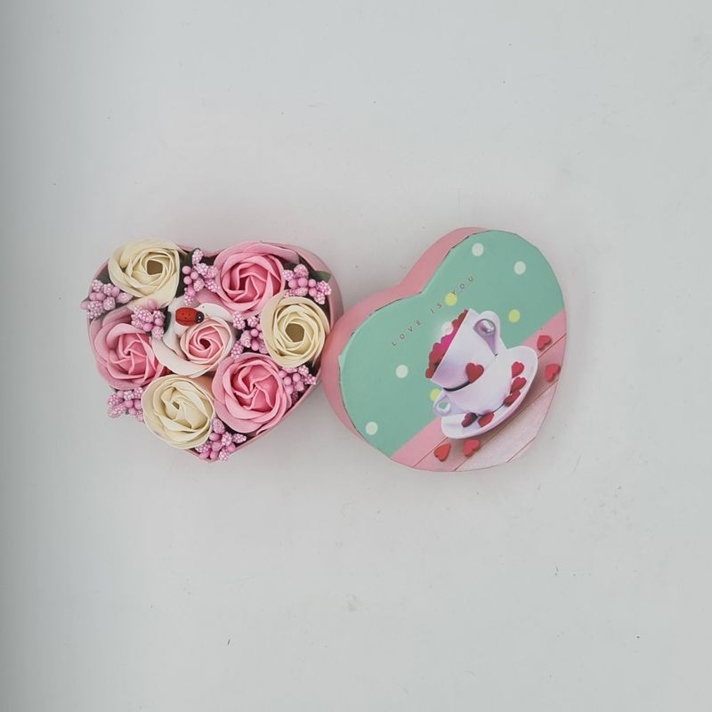 Market - Cadouri - Flori si aranjamente - Aranjament floral 7 trandafirii cutie inima , flori de sapun, alb, roz, 11x9x6 cm - Infinity.ro