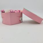 Market - Cadouri - Flori si aranjamente - Aranjament floral 7 trandafirii cutie inima , flori de sapun, alb, roz, 11x9x6 cm - Infinity.ro