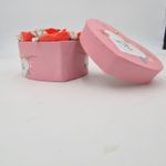 Market - Cadouri - Flori si aranjamente - Aranjament floral 7 trandafiri cutie inima, flori de sapun, rosu, 11x9x6 cm - Infinity.ro